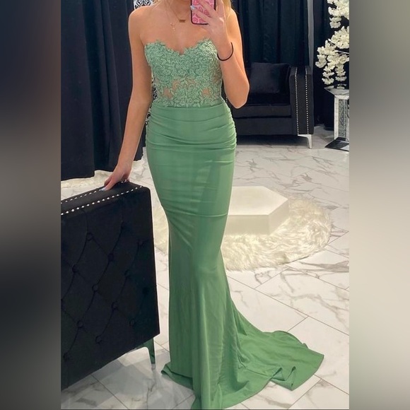 NWT La Femme Green Sage Lace Dress Size 6 - Picture 3 of 11